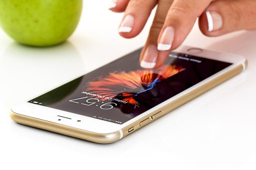 Iemand die een spaar-app bekijkt op zijn smartphone