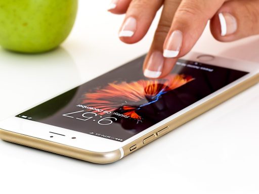 Iemand die een spaar-app bekijkt op zijn smartphone