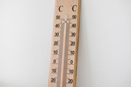 Digitale thermometer op een tafel, klaar voor gebruik in een gezinsomgeving