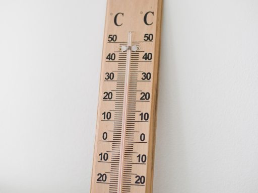 Digitale thermometer op een tafel, klaar voor gebruik in een gezinsomgeving