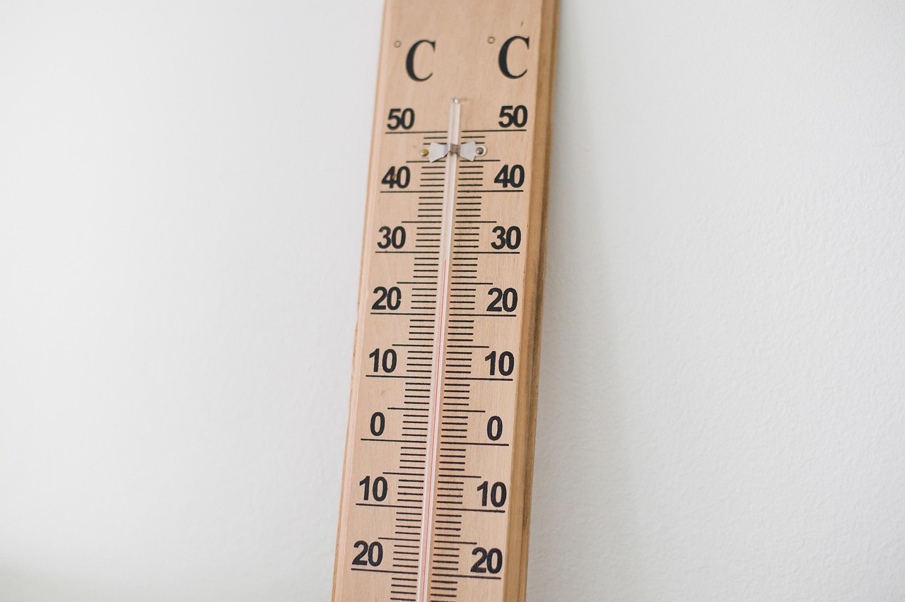 Digitale thermometer op een tafel, klaar voor gebruik in een gezinsomgeving