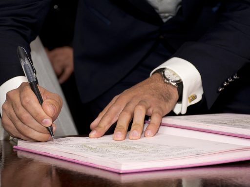 Persoon ondertekent een huurcontract aan een bureau
