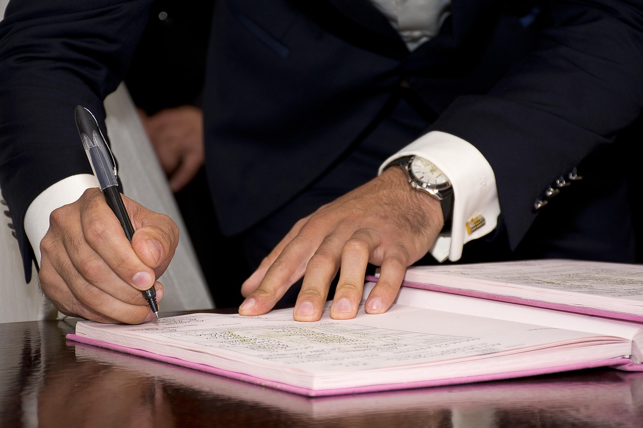 Persoon ondertekent een huurcontract aan een bureau