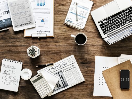 Persoon die een zomerbudget uitschrijft in een notitieboek aan een zonnige tafel