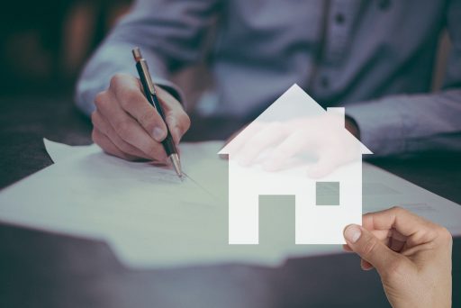 Persoon die een leencontract doorleest en ondertekent bij een bank