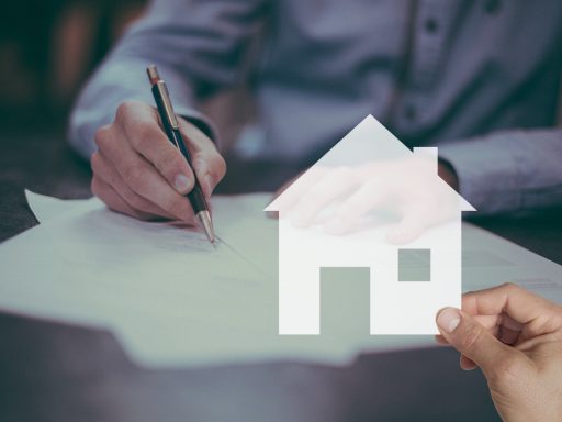 Persoon die een leencontract doorleest en ondertekent bij een bank