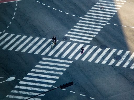 Grensarbeider rijdt de grens over tussen België en Nederland