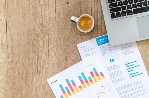 Persoon die financiële documenten en bankafschriften doorneemt aan een bureau