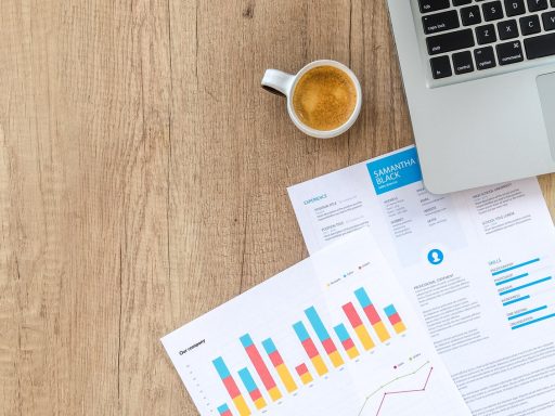 Persoon die financiële documenten en bankafschriften doorneemt aan een bureau