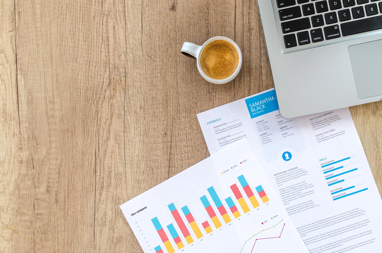 Persoon die financiële documenten en bankafschriften doorneemt aan een bureau