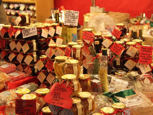 Persoon die aandachtig het etiket op een product leest in de winkel