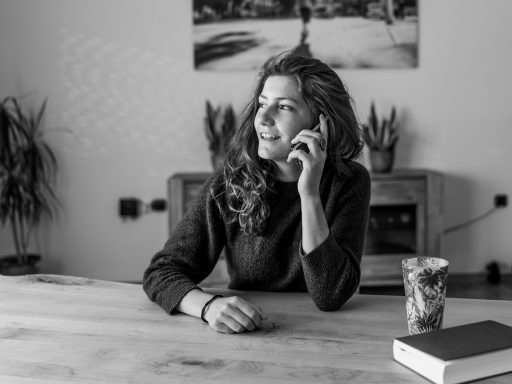 Stel dat samen aan tafel zit en rustig praat over hun financiën