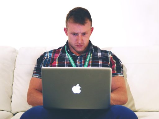 Zelfstandige werkt op laptop aan btw-aangifte via het OSS-systeem
