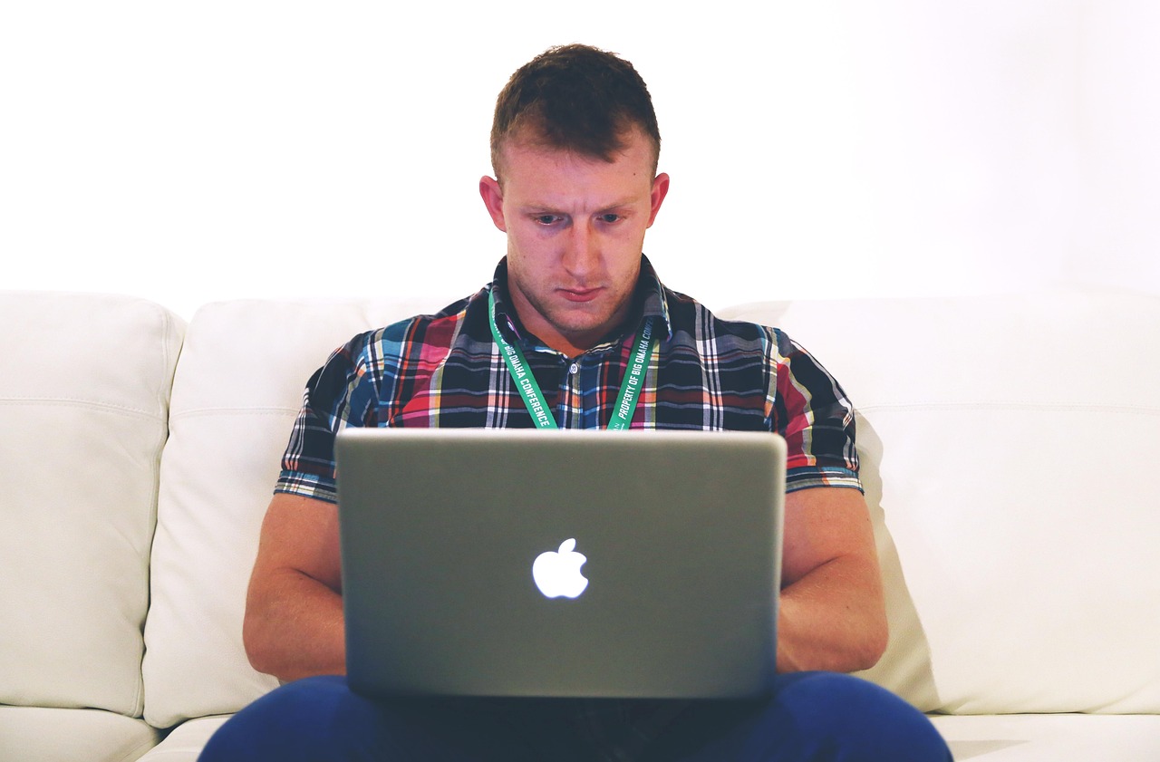 Zelfstandige werkt op laptop aan btw-aangifte via het OSS-systeem