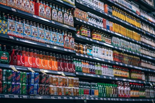 Supermarktschap met huismerken en A-merken naast elkaar