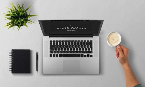 Persoon die domeininstellingen beheert op een laptop