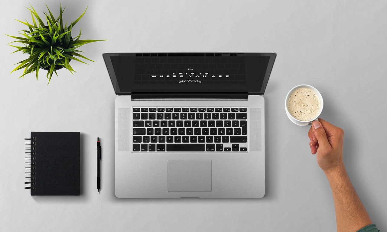Persoon die domeininstellingen beheert op een laptop