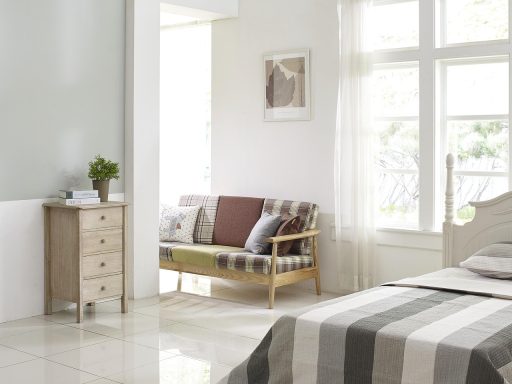 Elektrische ontvochtiger in een woonkamer naast een raam met condensatie