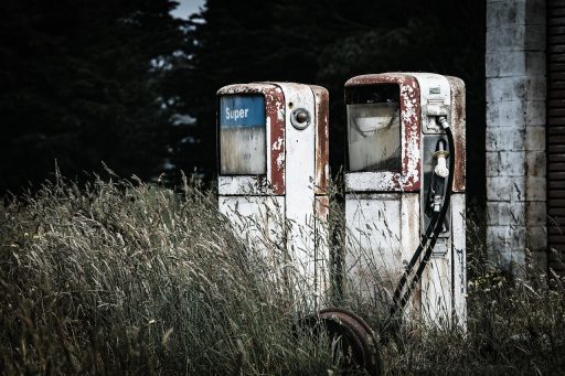 Buitenunit van een warmtepomp geplaatst naast een Belgische rijwoning