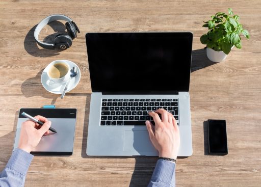 Zzp'er werkend aan bureau thuis, met laptop en notitieboek