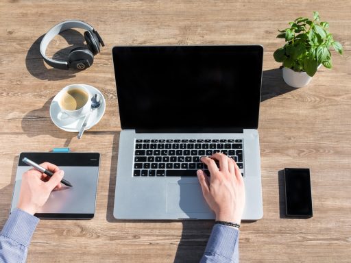 Zzp'er werkend aan bureau thuis, met laptop en notitieboek