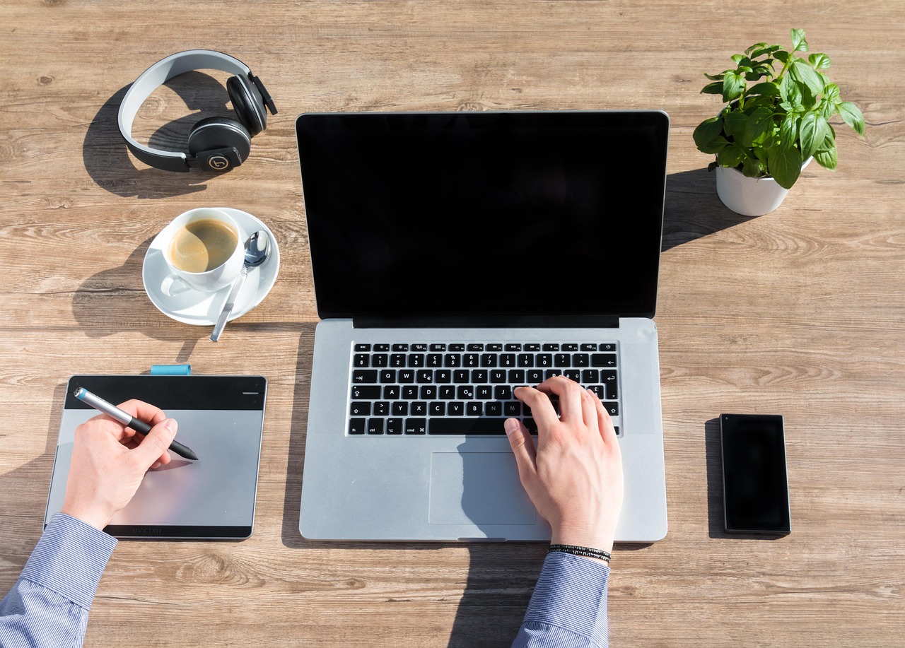 Zzp'er werkend aan bureau thuis, met laptop en notitieboek