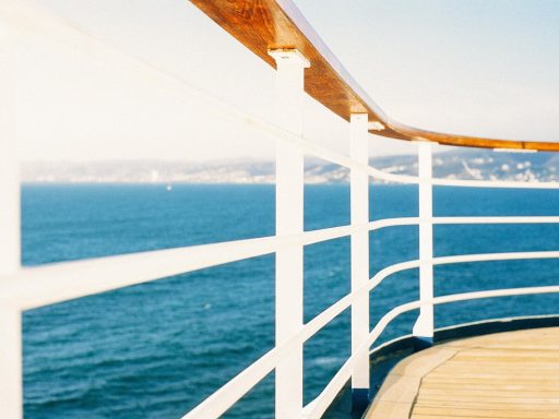 Zicht op het dek van een cruiseschip met de oceaan op de achtergrond
