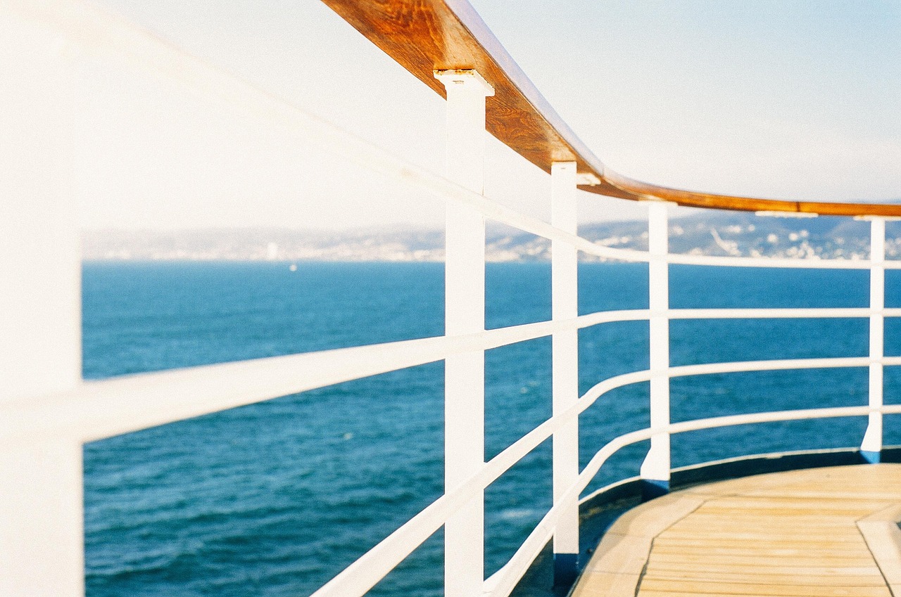 Zicht op het dek van een cruiseschip met de oceaan op de achtergrond