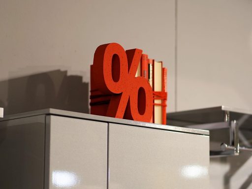 Rode kortingslabels hangen aan producten in een winkel tijdens een uitverkoop