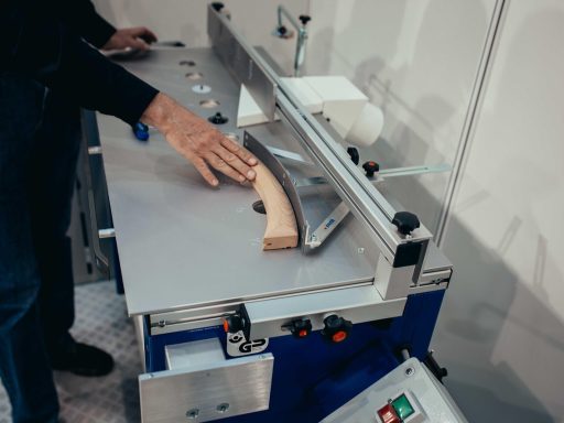 Een excentrische schuurmachine in gebruik op een houten tafelblad