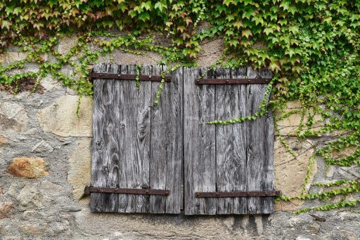 Aannemer die isolatiemateriaal aanbrengt op een buitengevel van een woning
