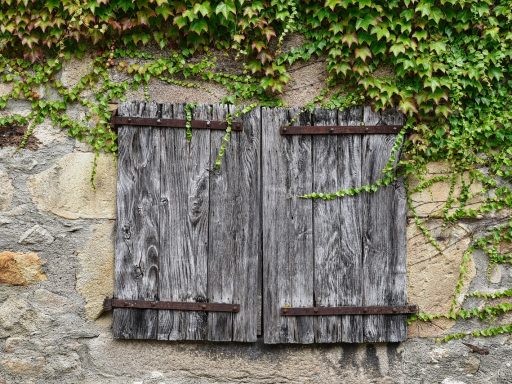 Aannemer die isolatiemateriaal aanbrengt op een buitengevel van een woning