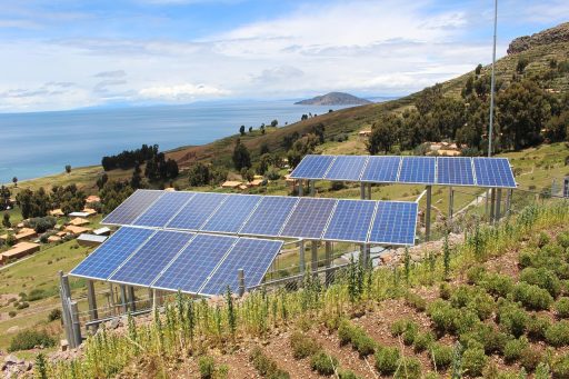 Zonnepanelen op het dak van een appartementsgebouw in een Belgische stad