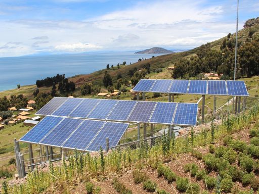 Zonnepanelen op het dak van een appartementsgebouw in een Belgische stad
