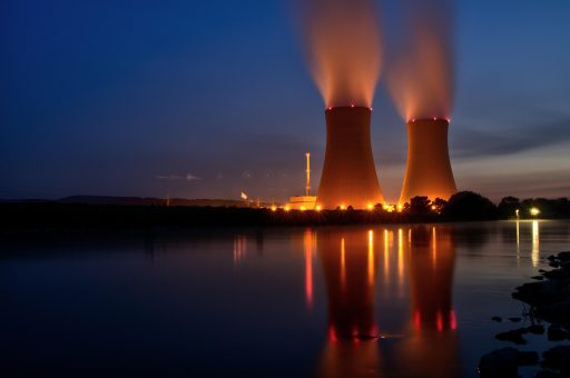 Koeltorens van een kerncentrale in de avondlucht