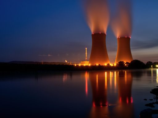 Koeltorens van een kerncentrale in de avondlucht