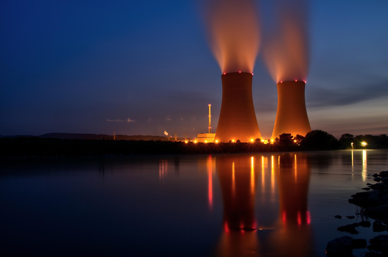 Koeltorens van een kerncentrale in de avondlucht