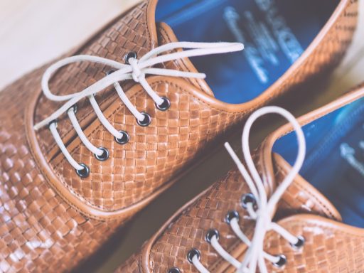 Ambachtelijk gemaakte lederen herenschoenen in een Portugees schoenatelier