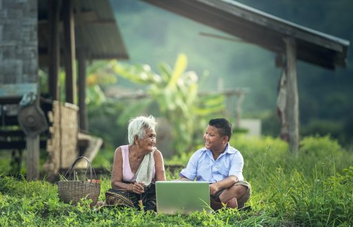 Gezin dat samen een wintervakantie boekt op een laptop