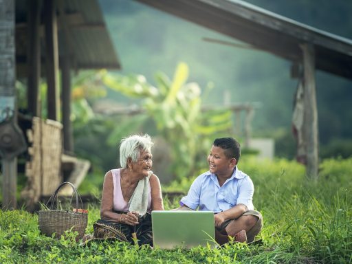 Gezin dat samen een wintervakantie boekt op een laptop